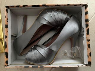 Zapato de tacón de fiesta en color plata. Talla 38