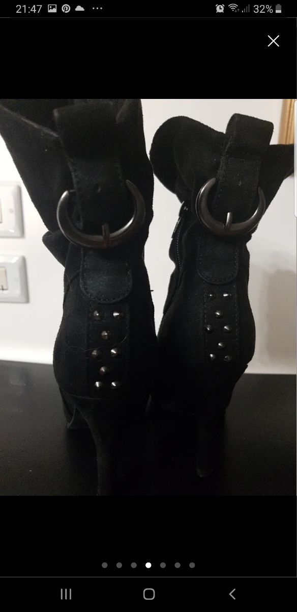 STIVALETTO  TRONCHETTO NERO CON TACCO .