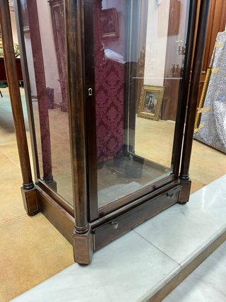 Vitrina en madera palo santo.