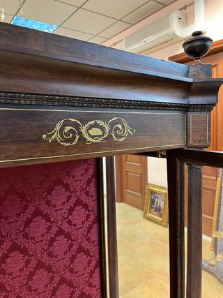 Vitrina en madera palo santo.