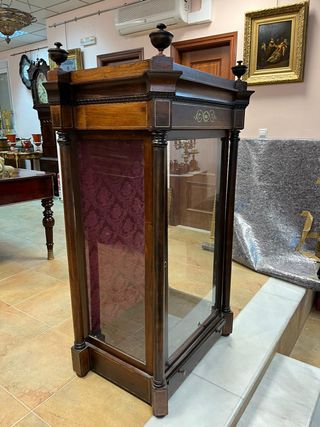 Vitrina en madera palo santo.