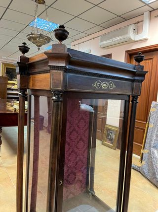 Vitrina en madera palo santo.