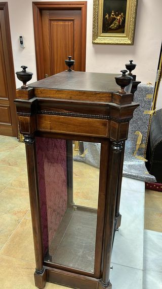 Vitrina en madera palo santo.