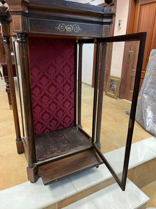 Vitrina en madera palo santo.