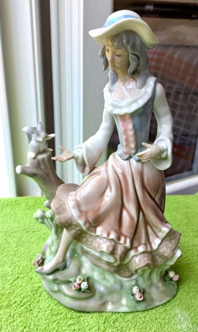 Figura porcelana Dama con Ardilla