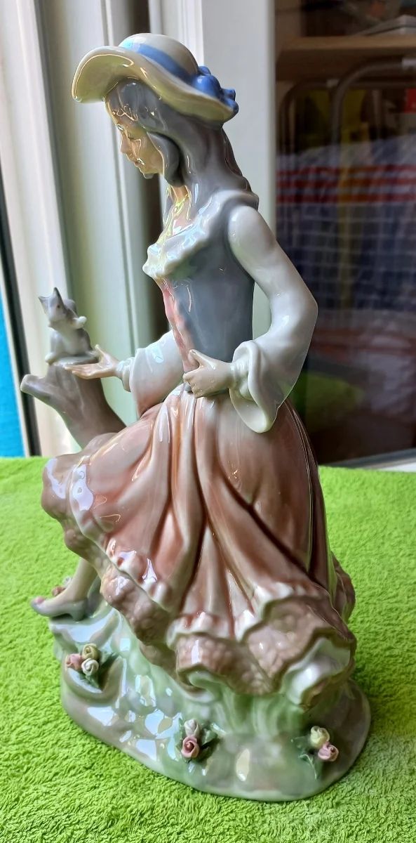 Figura porcelana Dama con Ardilla