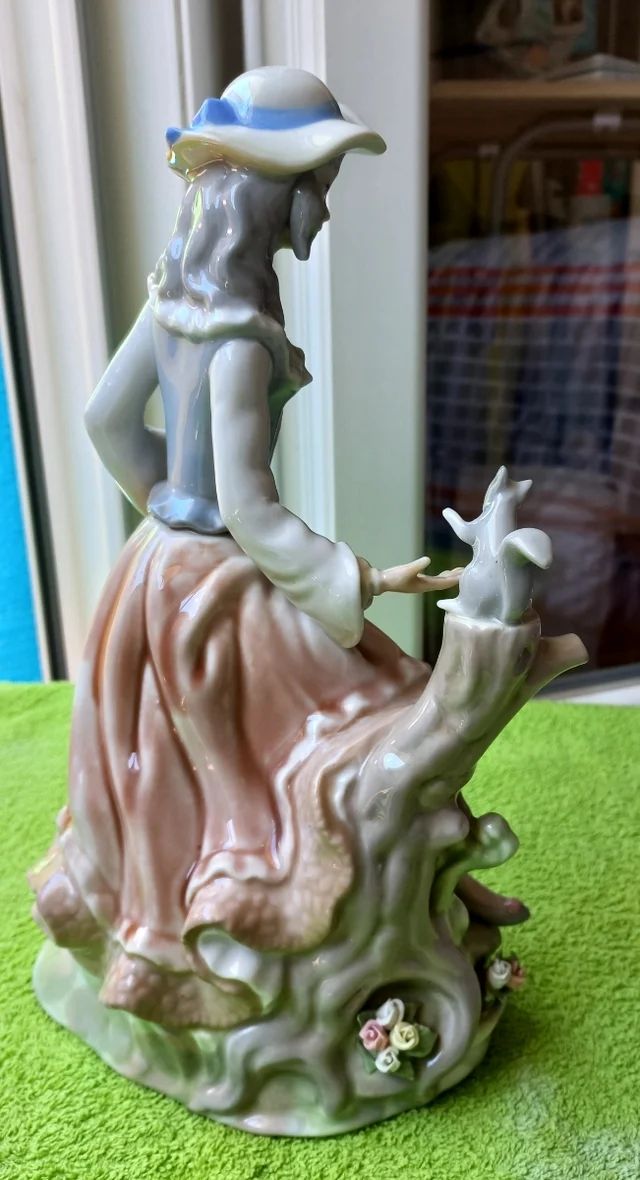 Figura porcelana Dama con Ardilla