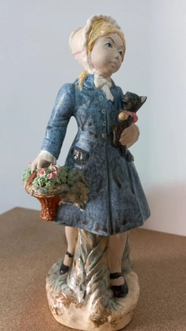 Figura porcelana Niña con cesto de flore