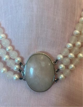 Collar y pendientes de cuarzo rosa y perlas