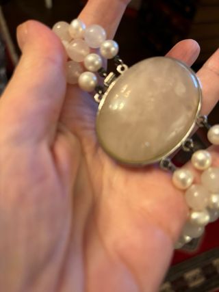 Collar y pendientes de cuarzo rosa y perlas