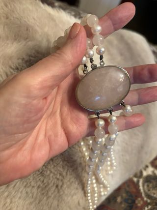 Collar y pendientes de cuarzo rosa y perlas