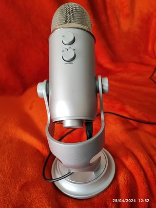 Micrófono Blue Yeti plateado