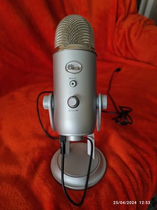 Micrófono Blue Yeti plateado