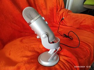 Micrófono Blue Yeti plateado