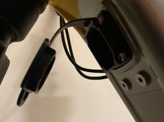 Tapa puerto de carga Mondraker modelo cuadrado