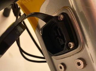 Tapa puerto de carga Mondraker modelo cuadrado