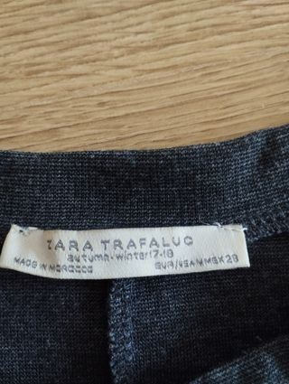 Vestido gris de Zara.