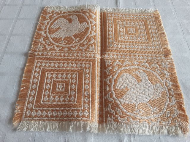 Centrino  fatto a mano a telaio