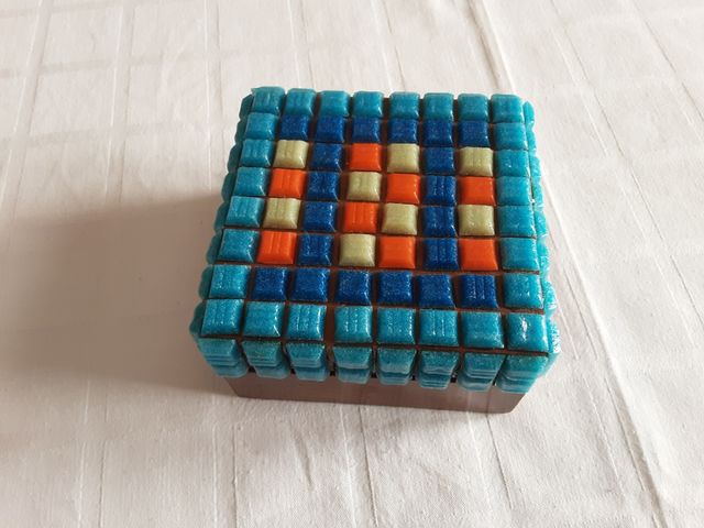 Scatola decorata con tessere di vetro