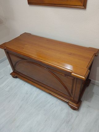 Baúl de madera maciza . Precio negociable.