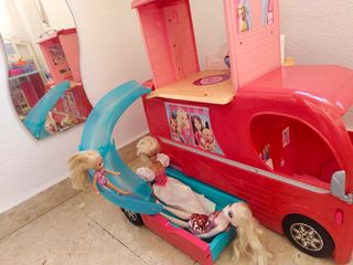 Camping car de Barbie con tobogán