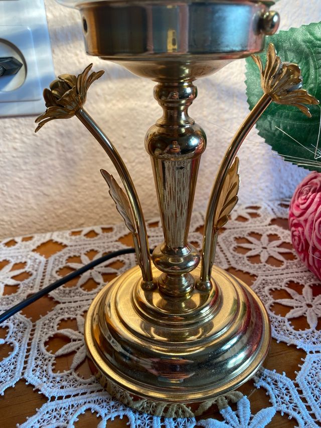 Lámpara auxiliar dorada mesita noche