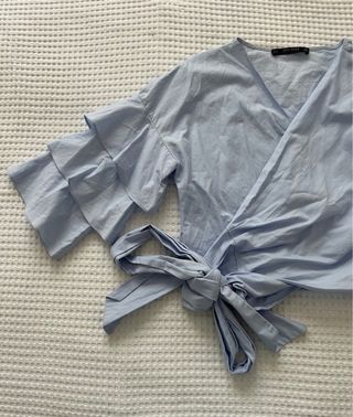 Blusa cruzada cropped con lazo de ZARA