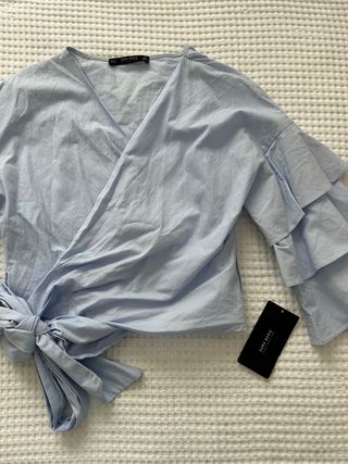 Blusa cruzada cropped con lazo de ZARA