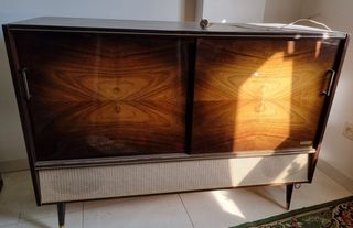 Mueble con TV Tocadiscos y radio Años 60. Vintage