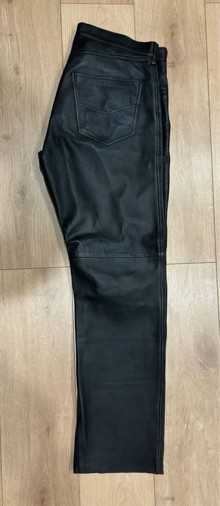 Pantalon de cuero.