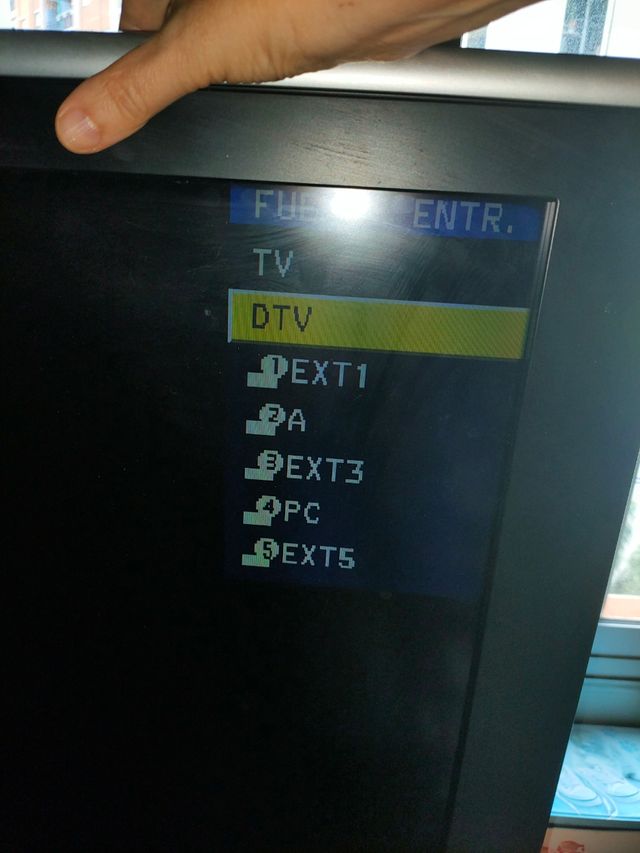 Schermo TV Sharp da 32 pollici