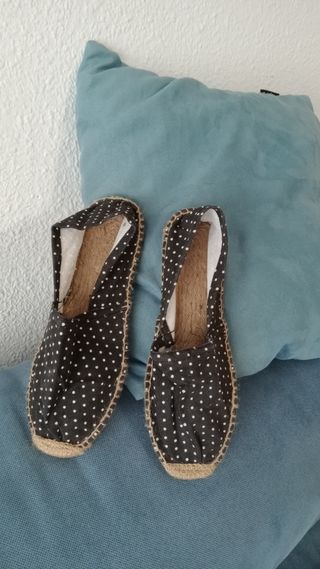 Alpargatas nuevas 37 con lunares blancos