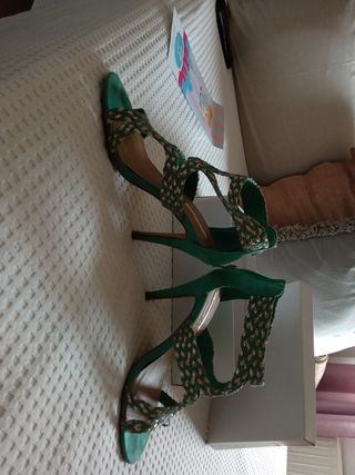 Sandalias verdes y doradas