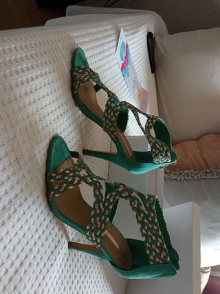 Sandalias verdes y doradas
