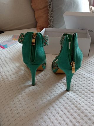 Sandalias verdes y doradas