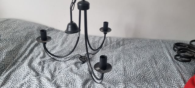 Candelabro al estilo lampara. De color negro