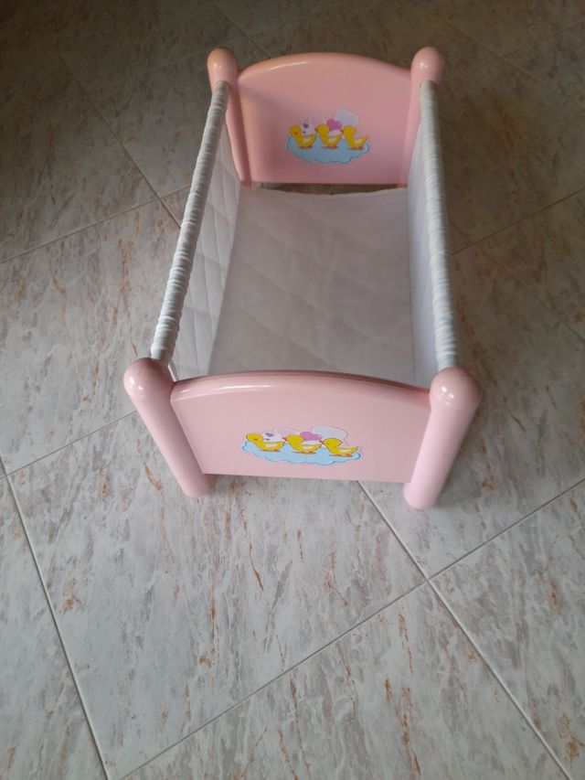 Bambola con culla