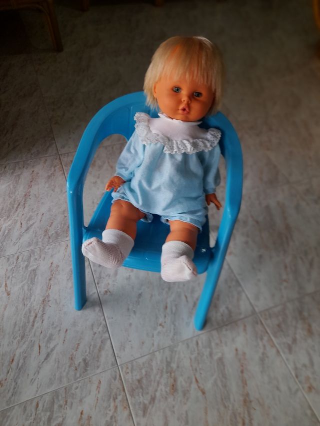 Bambola con culla