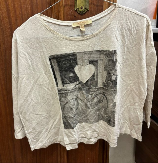 Camiseta crop beige de Zara