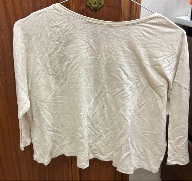 Camiseta crop beige de Zara