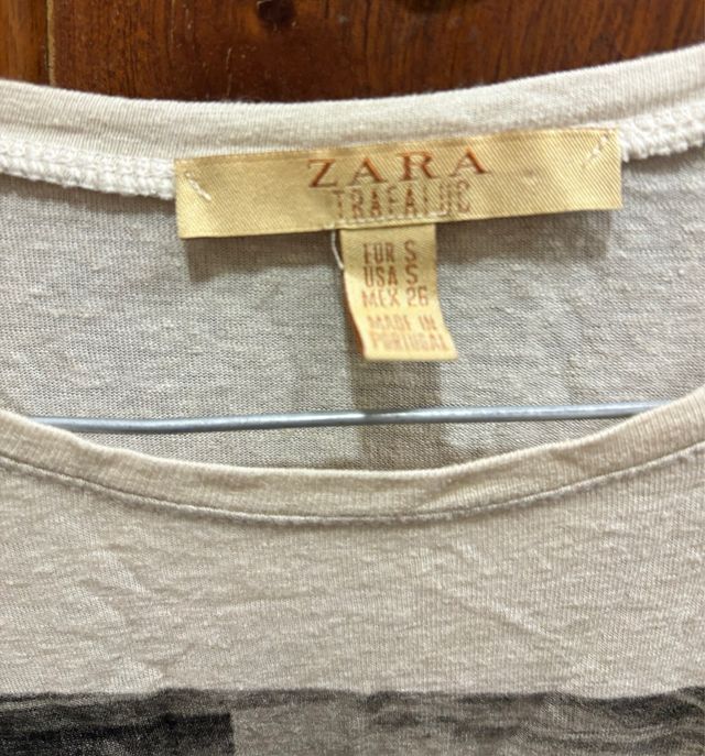 Camiseta crop beige de Zara