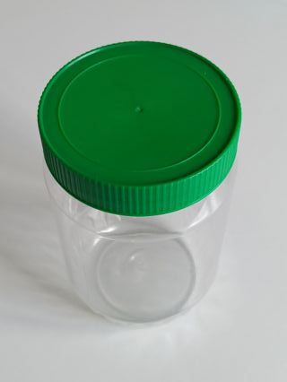 Barattolo di plastica con tappo verde