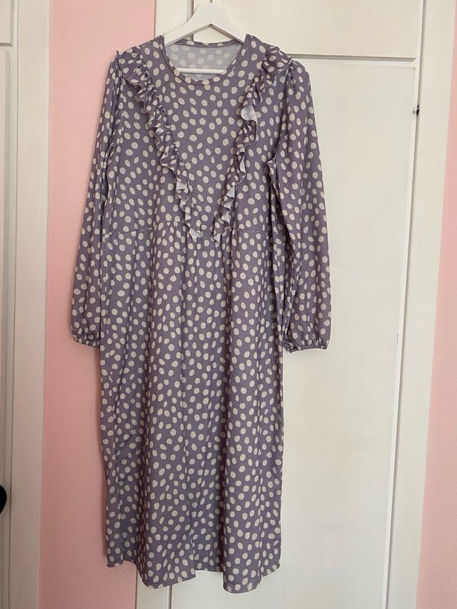 Vestido midi lunares.