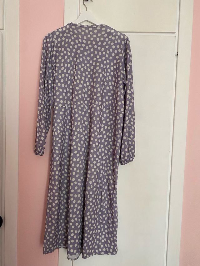 Vestido midi lunares.