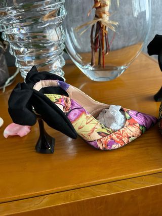 Zapatos de tacon con lazo