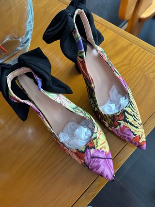 Zapatos de tacon con lazo