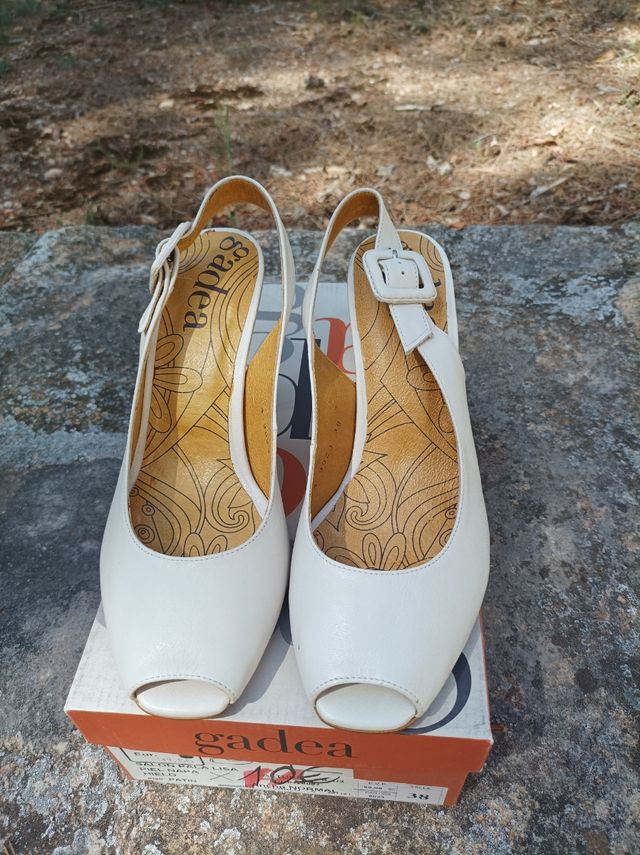 Sandalias de piel con tacón