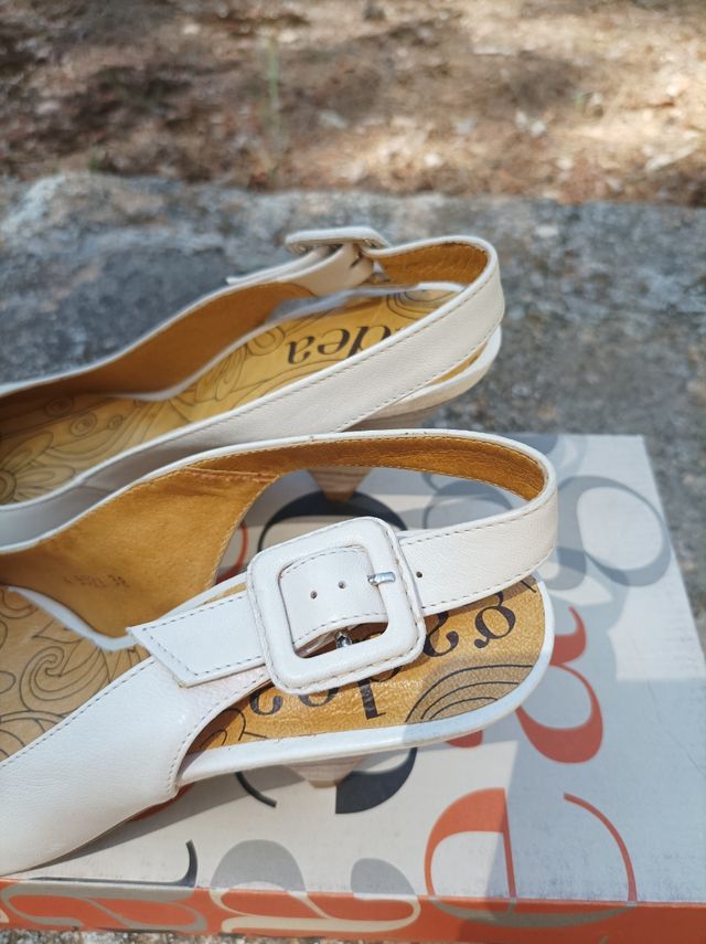 Sandalias de piel con tacón