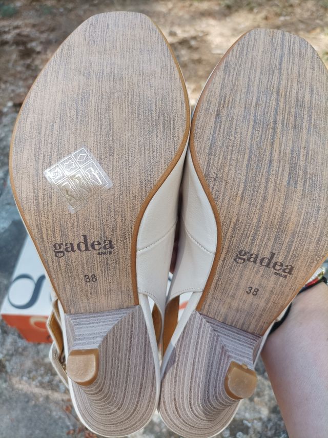 Sandalias de piel con tacón