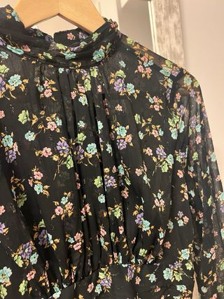 Preciosa blusa de Zara negra con florecitas